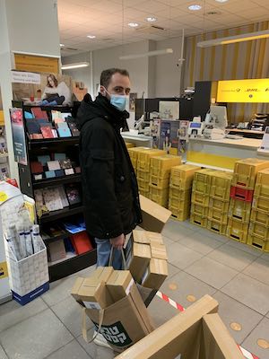 Foto der ersten Einlieferung von Miroar Paketen bei DHL