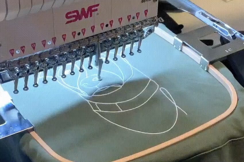 GIF Animation personalisierter Hoodie Stick auf SWF Stickmaschine
