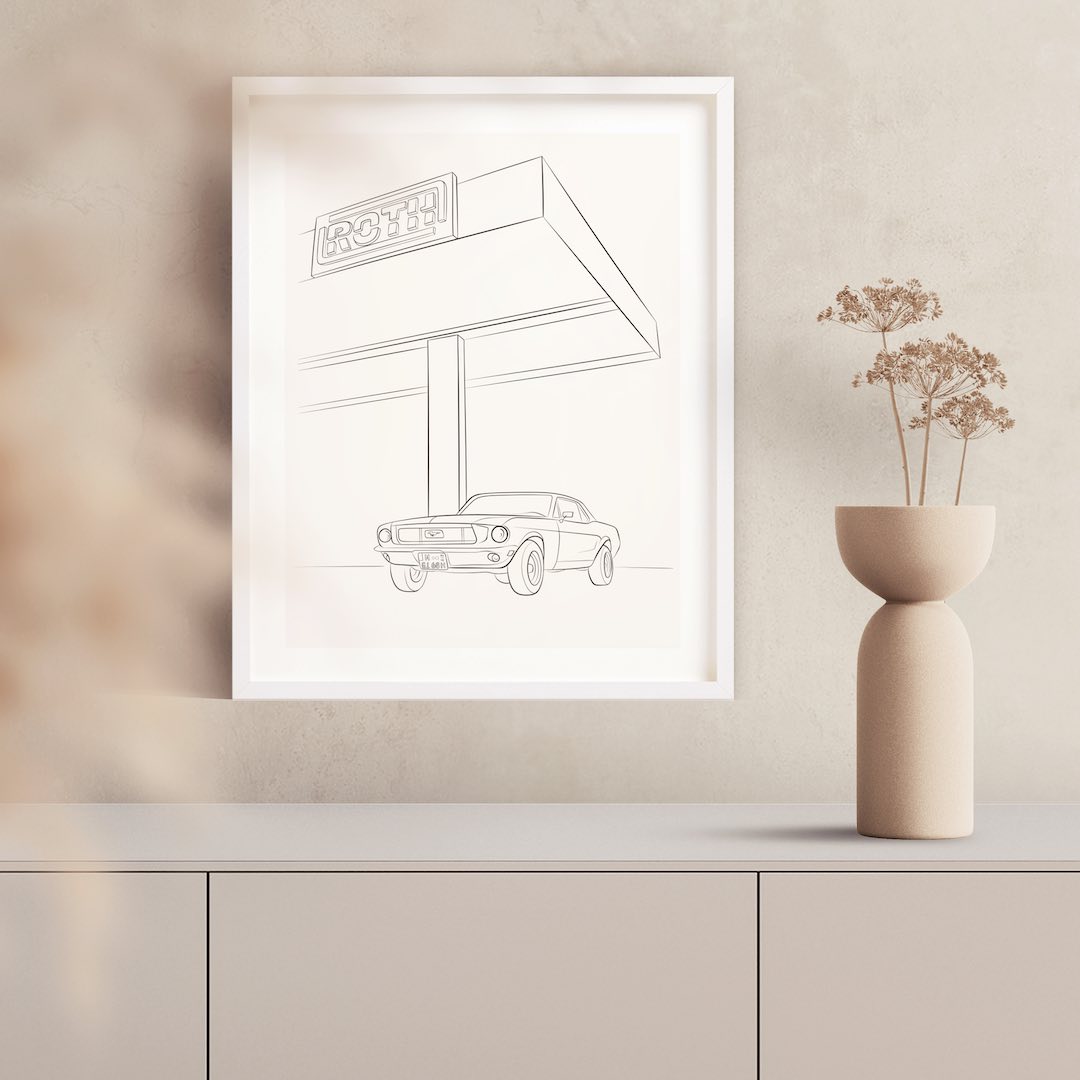 Line Art Zeichnung eines Ford Mustangs an einer Wand in weißem Rahmen über einer Kommode