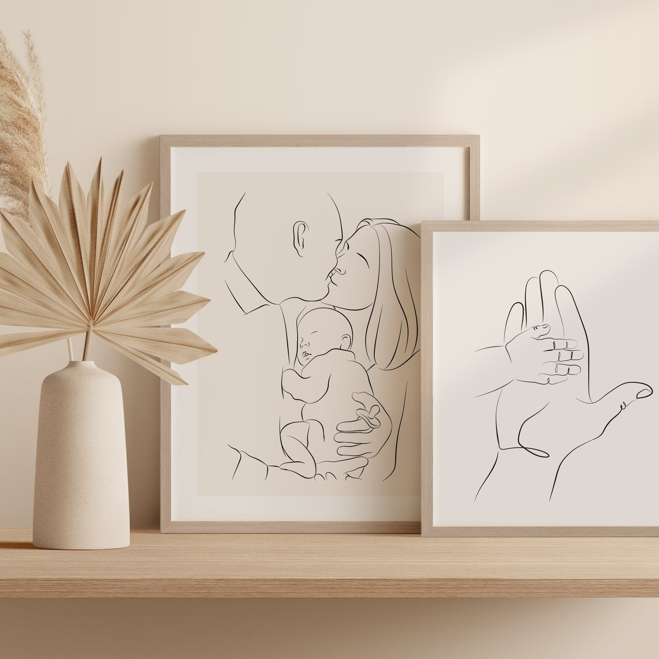Eine Kombination von 2 Line Art Zeichnungen, einmal ein Paar mit Baby und einmal eine kleine Hand, welche eine große Hand berührt